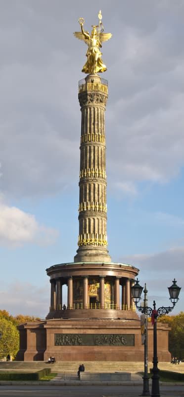 Fotografia della statua della Colonna della Vittoria in una giornata nuvolosa nel quartiere Tiergarten di Berlino