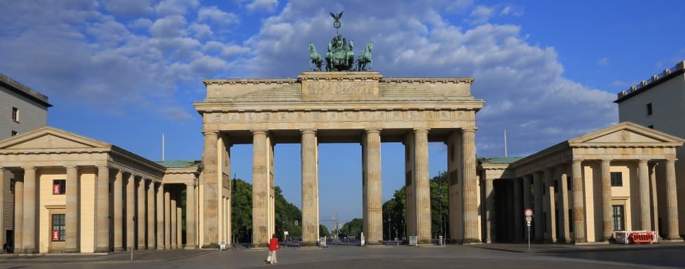 Fotografia della Porta di Brandeburgo di Berlino con cielo azzurro alle spalle e delle nuvole