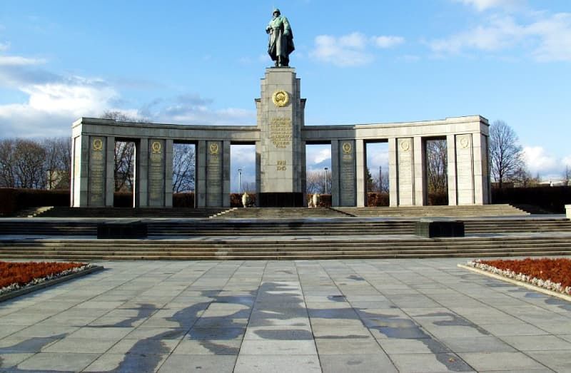 Fotografia del complesso del Memoriale Sovietico nel quartiere di Tiergarten a Berlino in una giornata serena