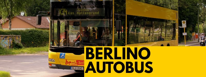 Fotografia di un autobus giallo a due piani per strada con rettangolo giallo in basso a destra con scritta nera "Berlino Autobus"