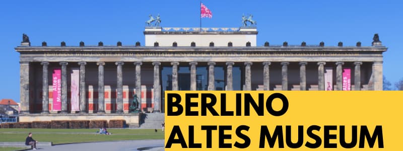 Fotografia dall'esterno dell'Altes Museum di Berlino con cielo azzurro in secondo piano e rettangolo giallo in basso a destra con scritta nera "Belino Altes Museum"