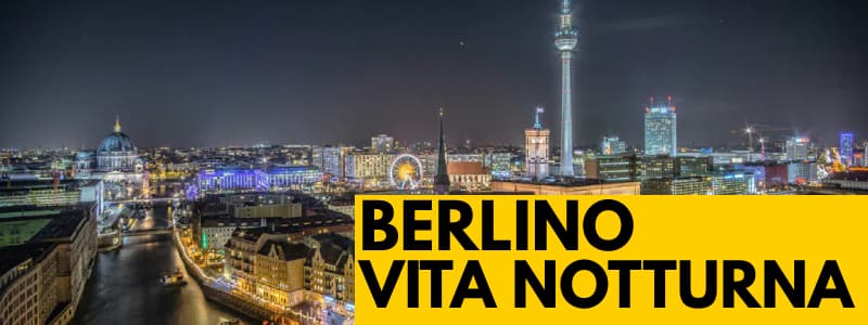 Fotografia della città di Berlino dall'alto di notte con tutti gli edifici illuminati ed un rettangolo giallo in basso a destra con scritta nera Berlino Vita Notturna