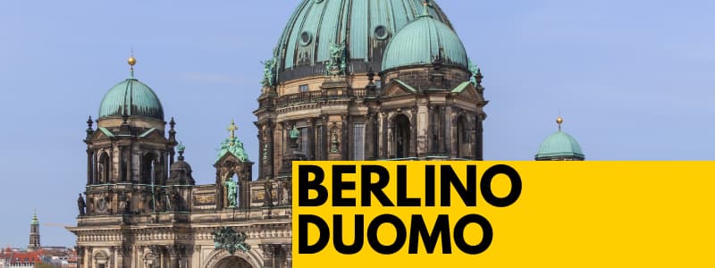 Fotografia dell'esterno del Duomo di Berlino con rettangolo giallo in basso a destra e scritta nera "Berlino Duomo"