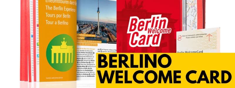 Berlin WelcomeCard rossa con depliant informativo sulla città sulla sinistra su sfondo bianco con rettangolo arancione in basso a destra con scritta nera "Berlino Welcome Card"