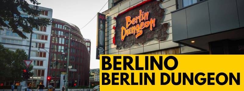 Fotografia dell'entrata del Berlin Dungeon. Sulla destra c'è una struttura con scritta rossa "Berlin Dungeon" ed in basso a destra c'è un rettangolo giallo con scritta nera "Berlino Berlin Dungeon"